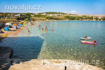 Vlašiči - písečná pláž v zátoce Modrá laguna, ostrov Pag, Chorvatsko
