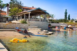 Vlašiči - restaurace u písečné pláže, ostrov Pag, Chorvatsko