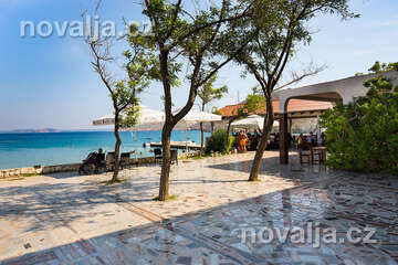 Vlašiči - restaurace u písečné pláže, ostrov Pag, Chorvatsko