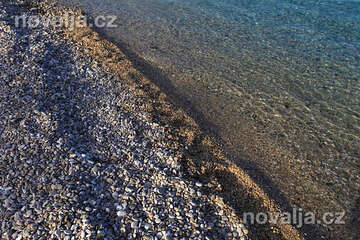 Baška - pláž Vela plaža, ostrov Krk, Chorvatsko