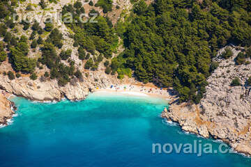 Baška - FKK pláž Jablanova (východně za Bunculukou), ostrov Krk, Chorvatsko