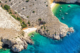 Pláže mezi Punatem a Starou Baškou, ostrov Krk, Chorvatsko