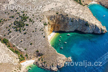 Pláže mezi Punatem a Starou Baškou, ostrov Krk, Chorvatsko
