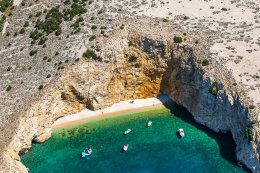 Pláže mezi Punatem a Starou Baškou, ostrov Krk, Chorvatsko