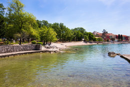 Njivice - pláže, ostrov Krk, Chorvatsko