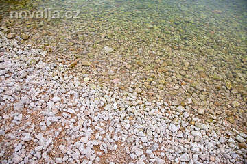 Vrbnik - pláž Zgribnica, ostrov Krk, Chorvatsko