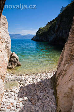 Vrbnik - pláž Podkovač, ostrov Krk, Chorvatsko