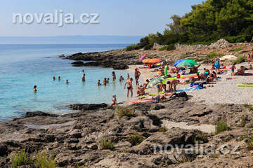 Sumartin - přírodní oblázková pláž Sveti Rok, ostrov Brač, Chorvatsko