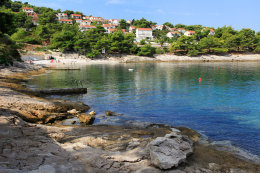 Skalnaté pláže za oblázkovou pláží Molo Lozna, Postira, ostrov Brač, Chorvatsko