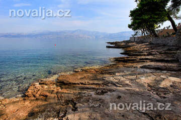 Skalnaté pláže za oblázkovou pláží Molo Lozna, Postira, ostrov Brač, Chorvatsko