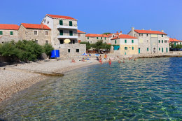 Pláž Zastivonje, Postira, ostrov Brač, Chorvatsko