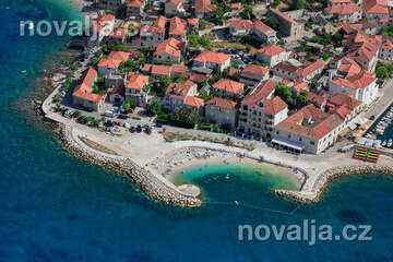 Postira - letecký pohled na pláž Rot, ostrov Brač, Chorvatsko