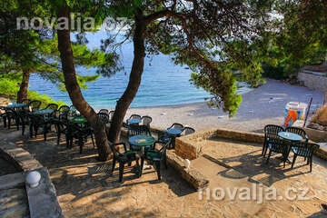 Café bar nad pláží Molo Lozna, Postira, ostrov Brač, Chorvatsko