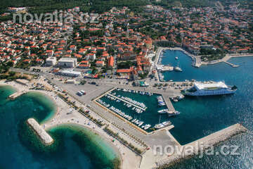 Supetar - letecký pohled na trajektový přístav a pláže Acapulco a Vrilo, ostrov Brač, Chorvatsko