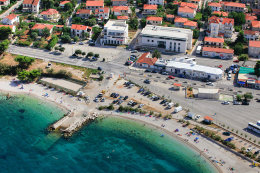 Supetar - oblázkové pláže Acapulco a Vrilo východně od přístavu, ostrov Brač, Chorvatsko