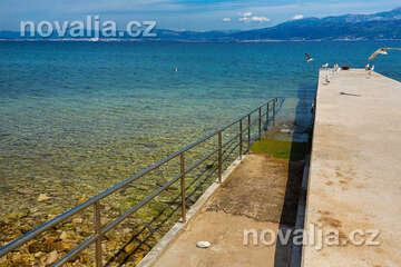 Supetar - přístup do moře pro tělesně postižené na pláži Vrilo, ostrov Brač, Chorvatsko