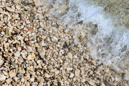 Supetar - oblázky na pláži, ostrov Brač, Chorvatsko