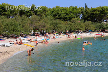 Supetar - oblázková pláž Banj, ostrov Brač, Chorvatsko