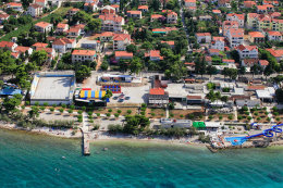 Supetar - oblázková pláž Tri mosta, ostrov Brač, Chorvatsko