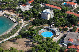 Supetar - oblázková pláž Banj, ostrov Brač, Chorvatsko