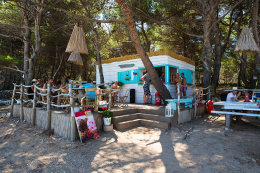 Bufet u písečné pláže Sakarun, Soline, Dugi Otok, Chorvatsko