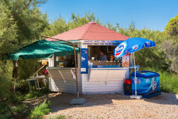 Písečná pláž Sakarun - stánek s občerstvením, Soline, Dugi Otok, Chorvatsko