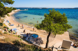 Tkon - písečná pláž Plažine, ostrov Pašman, Chorvatsko