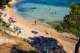 Tkon - písečná pláž Plažine, ostrov Pašman, Chorvatsko