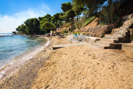 Tkon - písečná pláž Plažine, ostrov Pašman, Chorvatsko