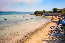 Tkon - písečná pláž Klanac, ostrov Pašman, Chorvatsko