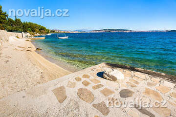 Seget Donji - pláže, Trogirská riviéra, Chorvatsko