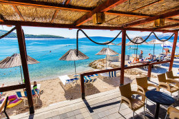 Seget Donji - pláže a restaurace u rezortu Medena (1 km západně od Segetu), Trogirská riviéra, Chorvatsko