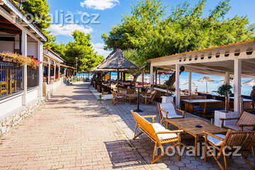 Seget Donji - pláže a restaurace u rezortu Medena (1 km západně od Segetu), Trogirská riviéra, Chorvatsko