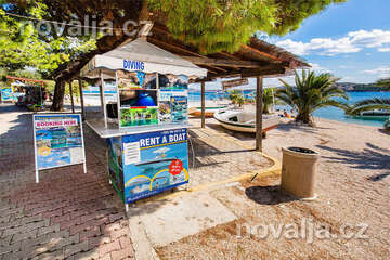 Seget Donji - pláže u rezortu Medena (1 km západně od Segetu), Trogirská riviéra, Chorvatsko