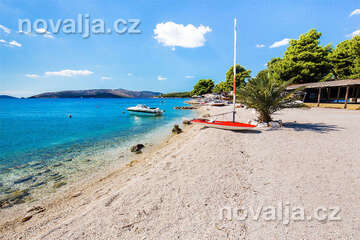 Seget Donji - pláže u rezortu Medena (1 km západně od Segetu), Trogirská riviéra, Chorvatsko