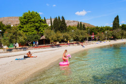 Seget Donji - pláže u rezortu Medena (1 km západně od Segetu), Trogirská riviéra, Chorvatsko
