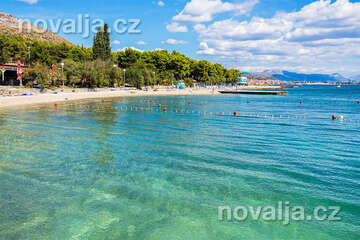 Seget Donji - pláže u rezortu Medena (1 km západně od Segetu), Trogirská riviéra, Chorvatsko