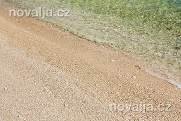 Seget Donji - pláže u rezortu Medena (1 km západně od Segetu), Trogirská riviéra, Chorvatsko
