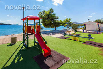 Seget Donji - pláže a dětský park u rezortu Medena (1 km západně od Segetu), Trogirská riviéra, Chorvatsko