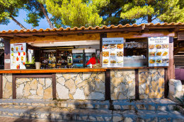 Seget Donji - restaurace u rezortu Medena (1 km západně od Segetu), Trogirská riviéra, Chorvatsko