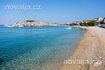 Primošten - oblázková pláž východně od centra, Šibenická riviéra, Chorvatsko