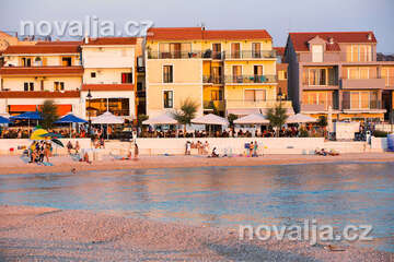 Primošten - oblázková pláž u promenády v zátoce Mala Raduča, Šibenická riviéra, Chorvatsko