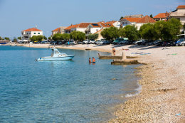 Primošten - oblázková pláž východně od centra, Šibenická riviéra, Chorvatsko