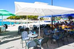 Primošten - kavárny na promenádě, Šibenická riviéra, Chorvatsko
