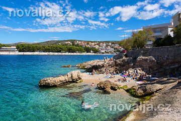 Primošten - pláž ve starém městě, Šibenická riviéra, Chorvatsko
