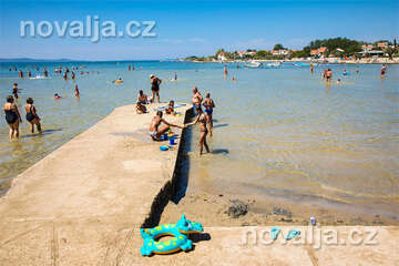 Privlaka - zátoka s písečným dnem v centru letoviska, Zadarská riviéra, Chorvatsko