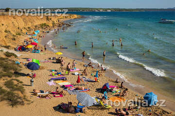 Privlaka - písečná pláž v jihovýchodní části letoviska, Zadarská riviéra, Chorvatsko