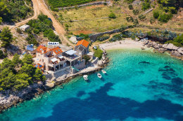 Jižní zátoky ostrova Hvar - zátoka s domem Oaza I, Chorvatsko