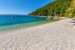 Jižní zátoka s oblázkovou pláží u domů Plaža a Meri, ostrov Hvar, Chorvatsko