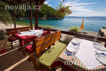 Restaurace v jižní zátoce u domů Plaža a Meri, ostrov Hvar, Chorvatsko